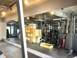 銀座 パーソナルジム 大型壁面ミラー施工